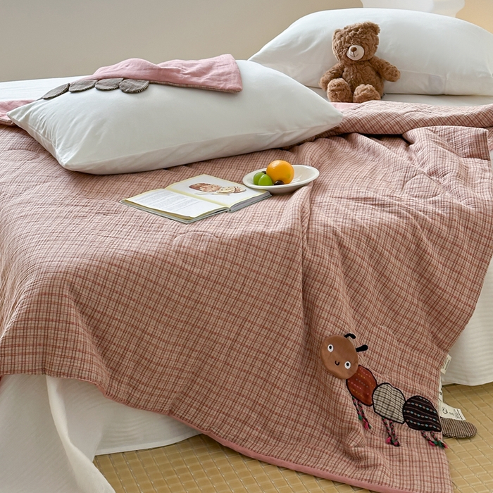 91家纺网 家纺一手货源 找家纺 月夏 2025新款全棉双层纱纱布夏被夏凉被空调被 毛毛虫-粉【填充新疆棉花】