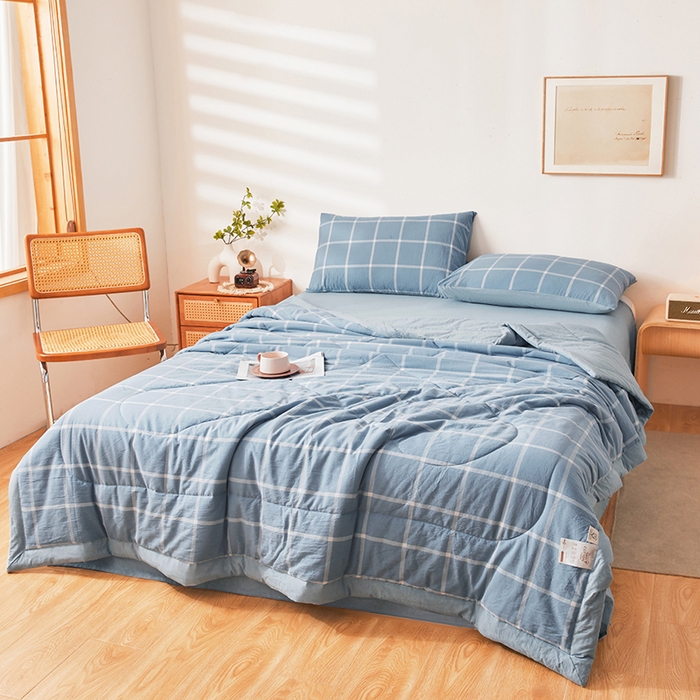 91家纺网 家纺一手货源 找家纺 熙宴 2025新款无印风新疆棉花夏被四件套 海蓝中格