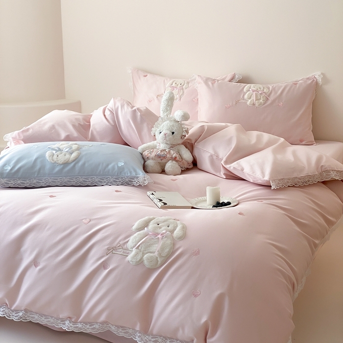 91家纺网 家纺一手货源 找家纺 （总）MIU缪家居 2025新款100支全棉四件套-伽佰俐 卡通场景