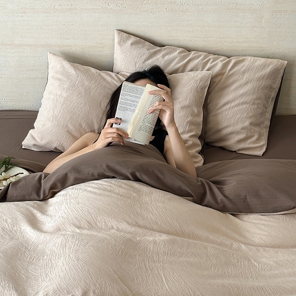 91家纺网 家纺一手货源 找家纺 梦享生活家居 2025新款全棉三层肌理提花四件套-素写系列 素写-奶白双拼可可棕