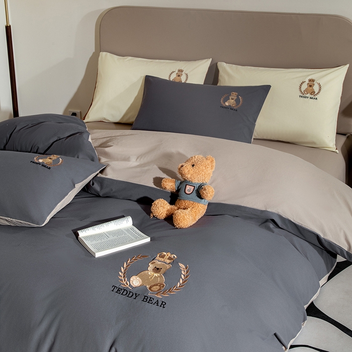 91家纺网 家纺一手货源 找家纺 澳梵家居2025新款A类全棉水洗棉刺绣四件套-泰迪小熊 泰迪熊-墨灰