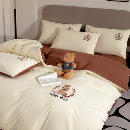 91家纺网 家纺一手货源 找家纺 澳梵家居2025新款A类全棉水洗棉刺绣四件套-泰迪小熊 泰迪熊-奶昔白灰