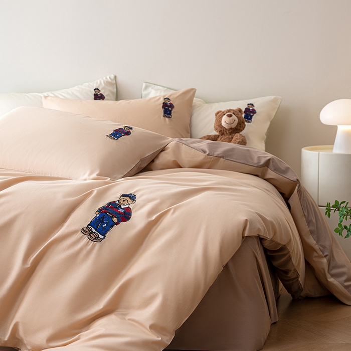 91家纺网 家纺一手货源 找家纺 澳梵家居2025新款A类裸睡级全棉刺绣四件套-英伦小熊 英伦熊-焦糖色