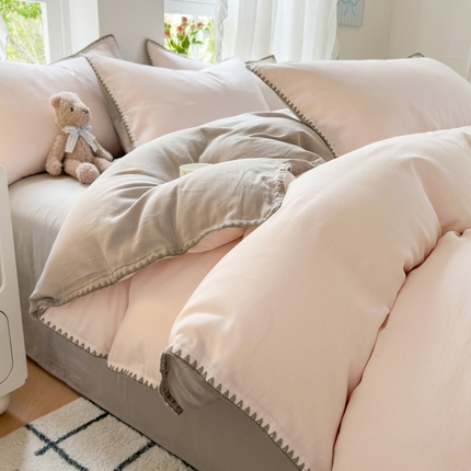 91家纺网 家纺一手货源 找家纺 莱登卡奴 2025新款A类全棉双层纱纯色贝壳绣系列四件套 双层纱淡粉拼浅灰