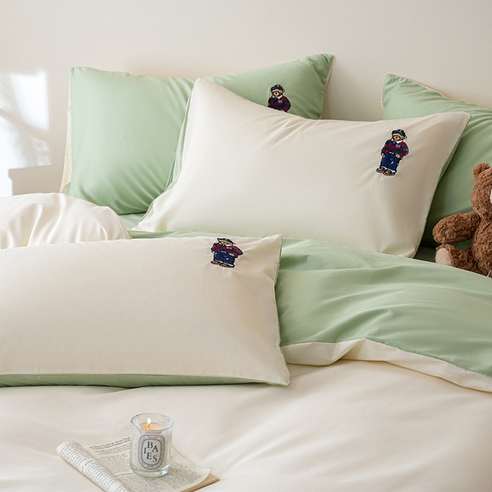 91家纺网 家纺一手货源 找家纺 澳梵家居2025新款A类裸睡级全棉刺绣四件套-英伦小熊 英伦熊-白绿