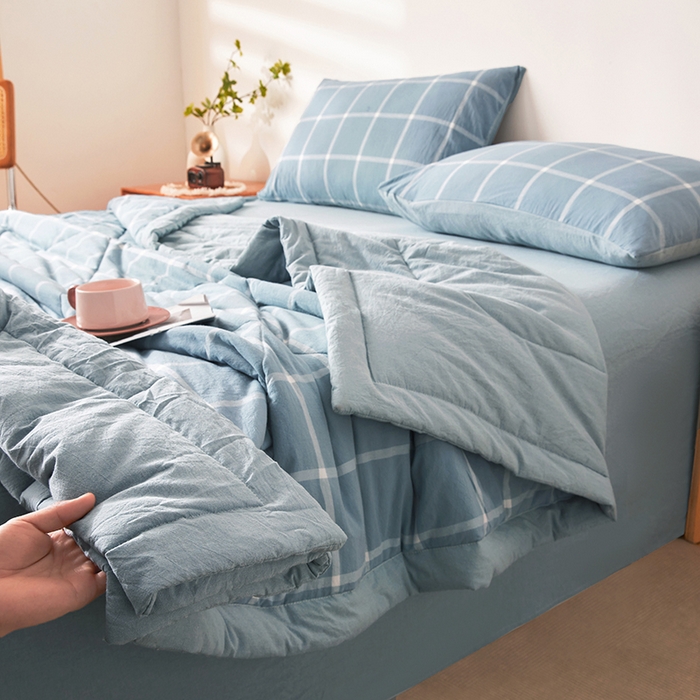 91家纺网 家纺一手货源 找家纺 熙宴 2025新款无印风新疆棉花夏被四件套 海蓝中格