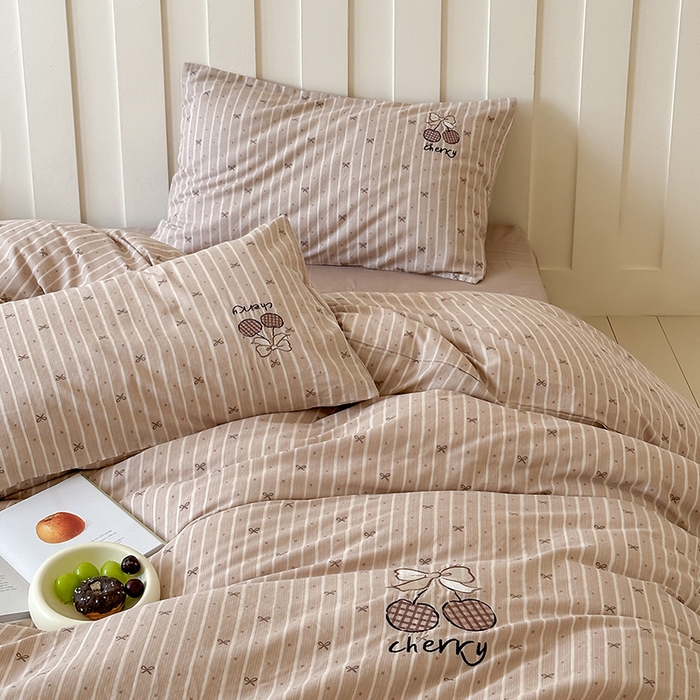 91家纺网 家纺一手货源 找家纺 圆岛家纺 2025新款全棉双层纱贴布绣四件套 樱桃慕斯