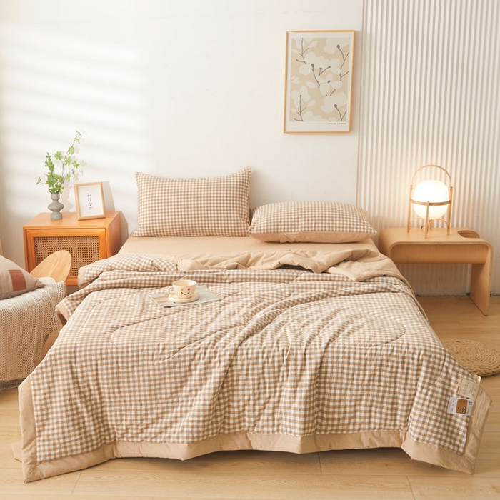 91家纺网 家纺一手货源 找家纺 熙宴 2025新款无印风新疆棉花夏被四件套 咖小格