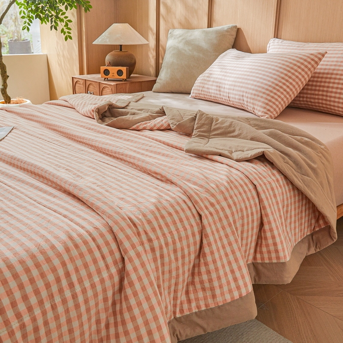 91家纺网 家纺一手货源 找家纺 猎鹿人家纺2025新款A类无印风水洗棉新疆棉花夏被 粉小格