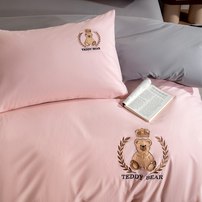 91家纺网 家纺一手货源 找家纺 澳梵家居2025新款A类全棉水洗棉刺绣四件套-泰迪小熊 泰迪熊-粉灰