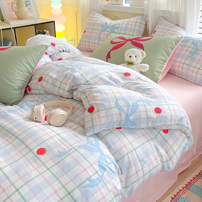 91家纺网 家纺一手货源 找家纺 大麦乐田2025新款超柔大版印花四件套 小草莓乐园