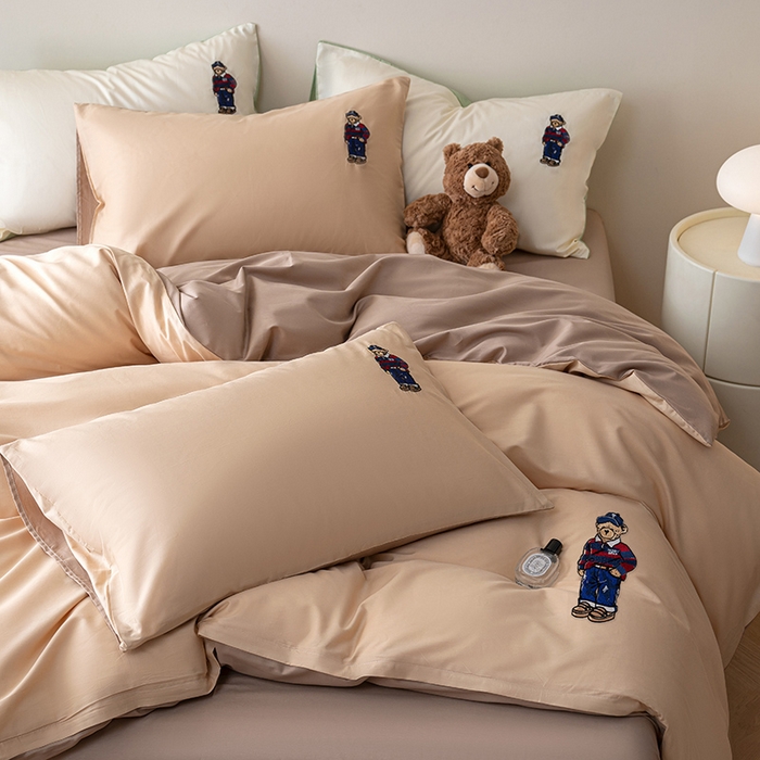 91家纺网 家纺一手货源 找家纺 澳梵家居2025新款A类裸睡级全棉刺绣四件套-英伦小熊 英伦熊-焦糖色