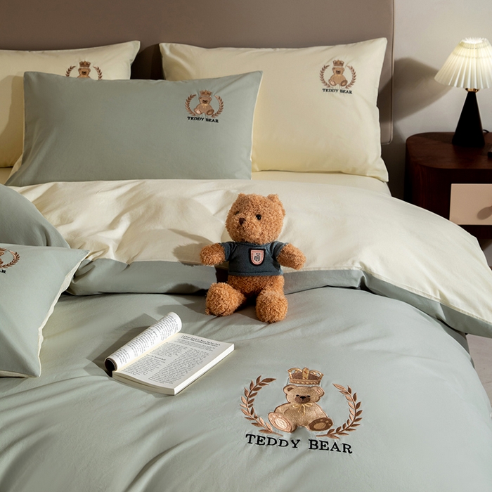 91家纺网 家纺一手货源 找家纺 澳梵家居2025新款A类全棉水洗棉刺绣四件套-泰迪小熊 泰迪熊-抹茶绿