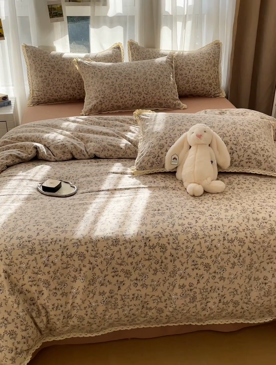 91家纺网 家纺一手货源 找家纺 仟网汇 2025新款韩版镂空花边针织双层纱四件套 茶野