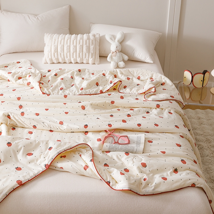 91家纺网 家纺一手货源 找家纺 优被业 2025新款A类牛奶丝针织棉夏被20%大豆(四周踩棉)软糯夏凉被空调被 草莓