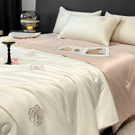 91家纺网 家纺一手货源 找家纺 宇航家纺  2025新款水洗真丝天丝绣花夏被四件套夏凉被空调被 单夏被 山茶花白拼浅香槟