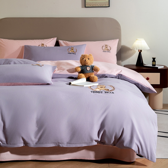 91家纺网 家纺一手货源 找家纺 澳梵家居2025新款A类全棉水洗棉刺绣四件套-泰迪小熊 泰迪熊-香芋色