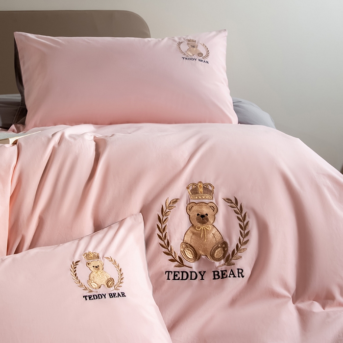 91家纺网 家纺一手货源 找家纺 澳梵家居2025新款A类全棉水洗棉刺绣四件套-泰迪小熊 泰迪熊-粉灰