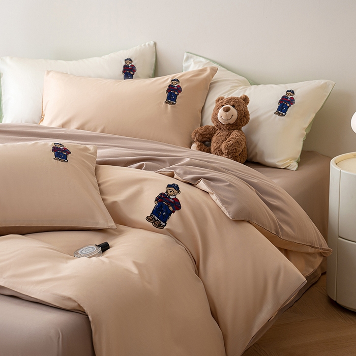 91家纺网 家纺一手货源 找家纺 澳梵家居2025新款A类裸睡级全棉刺绣四件套-英伦小熊 英伦熊-焦糖色