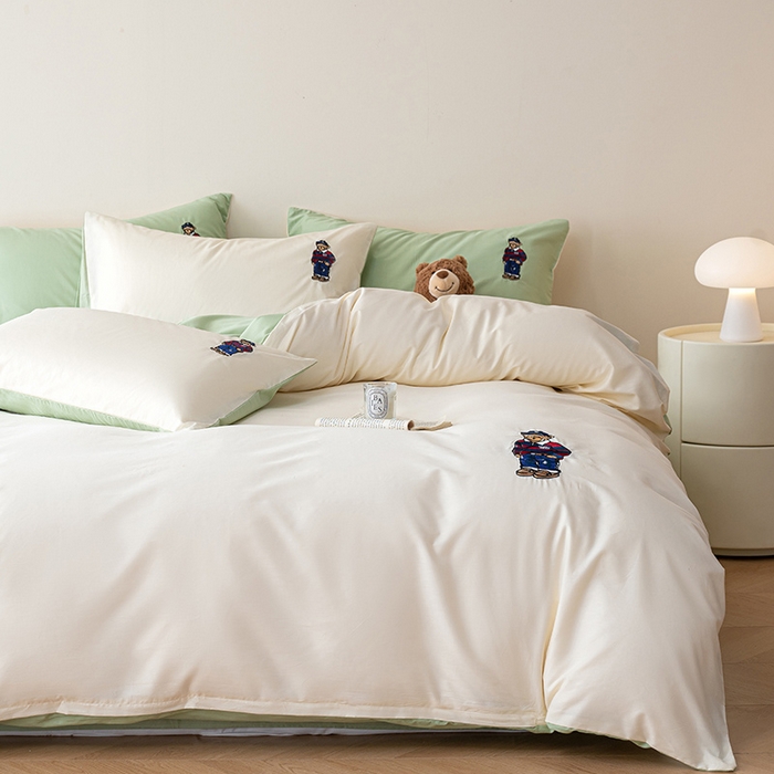 91家纺网 家纺一手货源 找家纺 澳梵家居2025新款A类裸睡级全棉刺绣四件套-英伦小熊 英伦熊-白绿