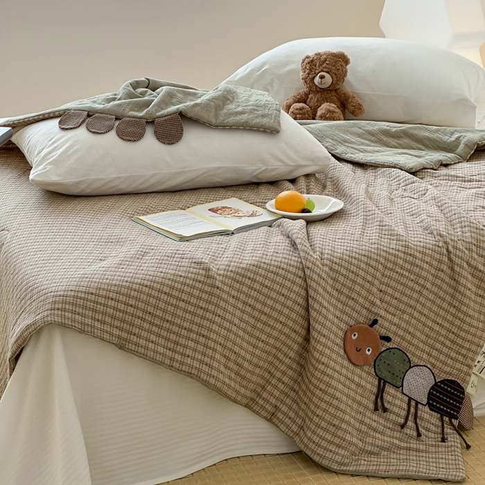 91家纺网 家纺一手货源 找家纺 月夏 2025新款全棉双层纱纱布夏被夏凉被空调被 毛毛虫-绿【填充新疆棉花】