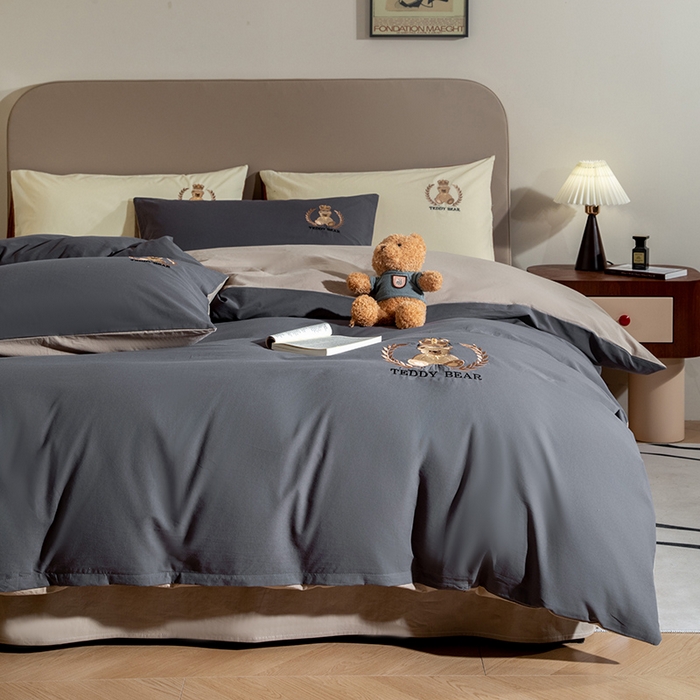 91家纺网 家纺一手货源 找家纺 澳梵家居2025新款A类全棉水洗棉刺绣四件套-泰迪小熊 泰迪熊-墨灰