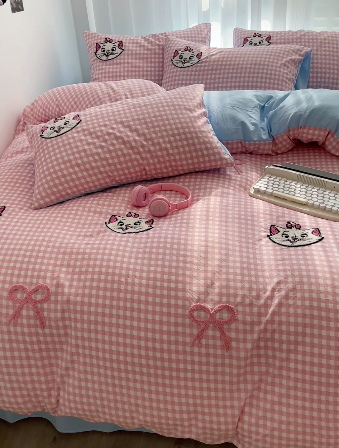 91家纺网 家纺一手货源 找家纺 （总）灰鲸2025新款ins韩系萌趣次元风猫咪蝴蝶结毛巾绣四件套