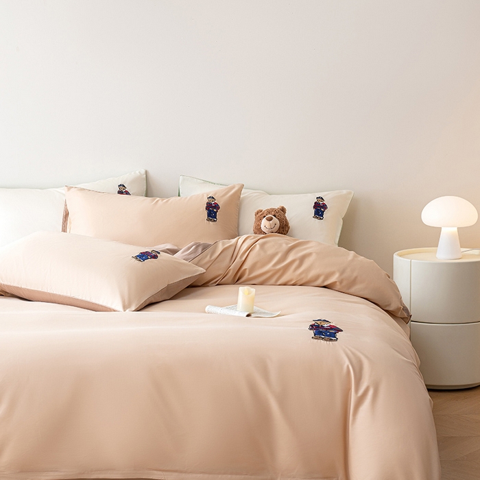 91家纺网 家纺一手货源 找家纺 澳梵家居2025新款A类裸睡级全棉刺绣四件套-英伦小熊 英伦熊-焦糖色