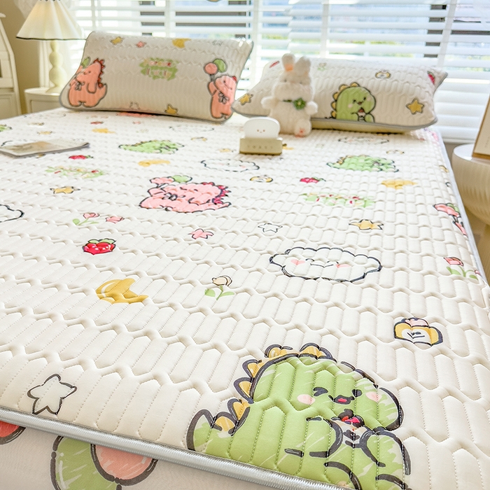 91家纺网 家纺一手货源 找家纺 世纪绒品 2026新款印花卡通床笠款乳胶凉席 小恐龙