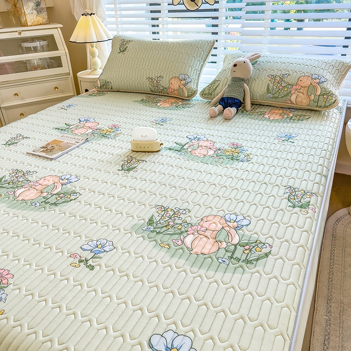 91家纺网 家纺一手货源 找家纺 世纪绒品 2026新款印花卡通床笠款乳胶凉席 花园兔