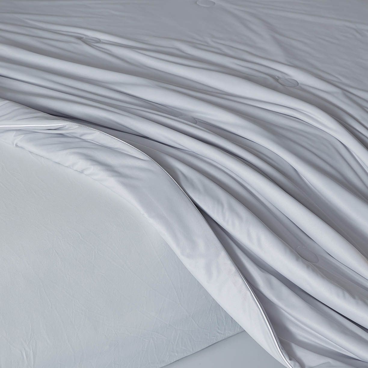 91家纺网 家纺一手货源 找家纺 梦恬佳 2025新款A类凉感丝夏凉被 绅士灰