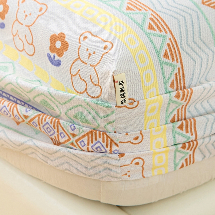 91家纺网 家纺一手货源 找家纺 棉乐町家居 2025新款锦柔老粗布印花床笠 条纹小熊