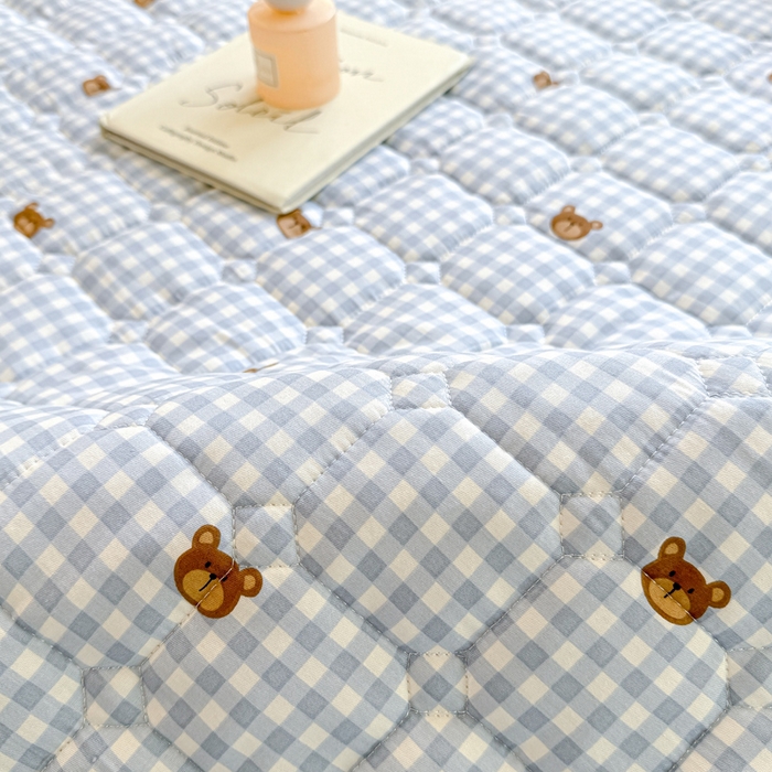 91家纺网 家纺一手货源 找家纺 鸣升家纺 2025新款全棉印花床垫 格子熊仔-蓝