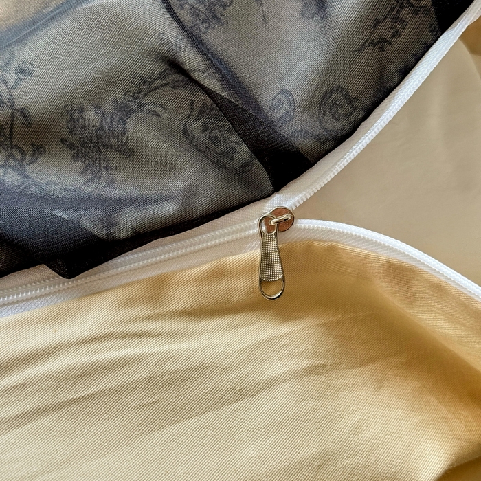 91家纺网 家纺一手货源 找家纺 宅家居 2025新款爆款轻法式赫本风复古印花13372纯棉四件套韩式黑色花边40支全棉三件套 醉颜