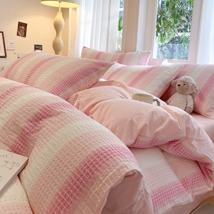 91家纺网 家纺一手货源 找家纺 莱茵家居 2025春夏新款A类色织华夫格提花全棉四件套 泛歌-粉白条