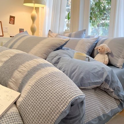 91家纺网 家纺一手货源 找家纺 莱茵家居 2025春夏新款A类色织华夫格提花全棉四件套 落雨-蓝白条