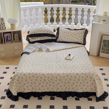 91家纺网 家纺一手货源 找家纺 韩秀家纺 2025新款四季跑量款花边夹棉加厚水洗棉泡泡棉糯感印花韩版床盖三件套小清新法式赫本风 恬静