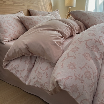 91家纺网 家纺一手货源 找家纺 莱茵家居 2025春夏新款A类三层纱色织提花全棉四件套 花蔓粉