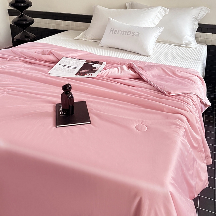 91家纺网 家纺一手货源 找家纺 梦恬佳 2025新款A类凉感丝夏凉被 纯色粉