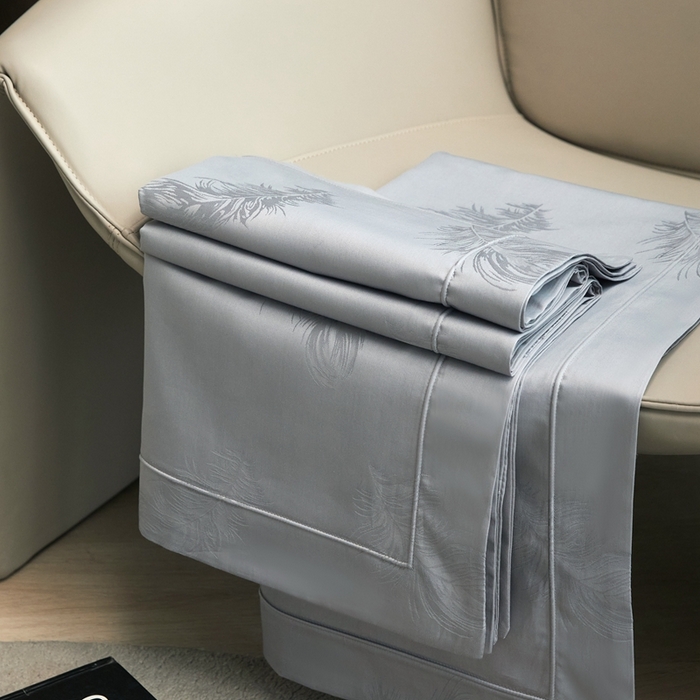 91家纺网 家纺一手货源 找家纺 淳绵家居 2025新款50*50S长绒棉贡缎提花手工立体埋绳工艺四件套（礼盒包装）飘羽（高级灰）