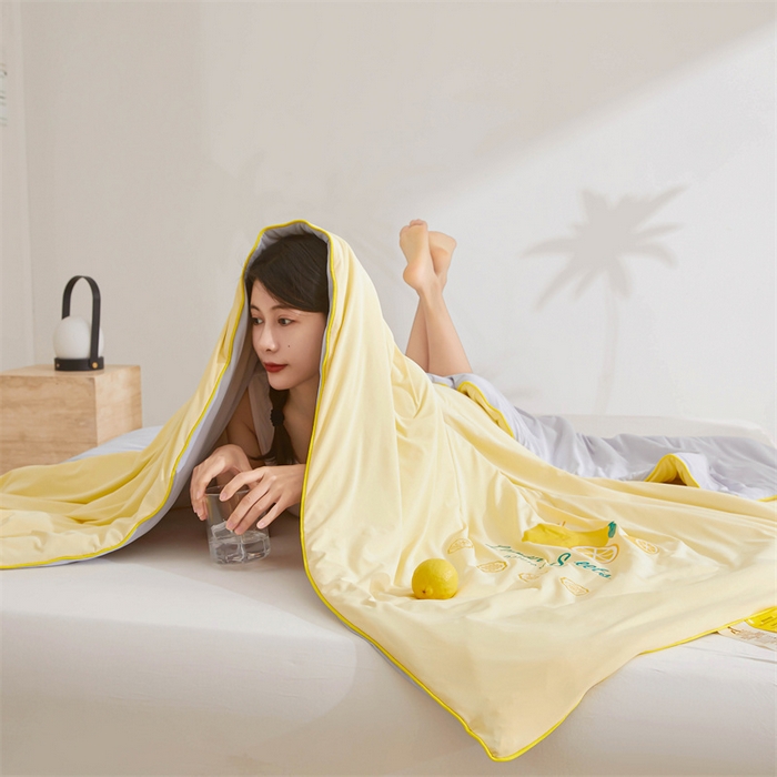 91家纺网 家纺一手货源 找家纺 恒畅 2024新款A类凉感丝纯色双拼柠檬夏被 柠檬-淡黄+浅灰