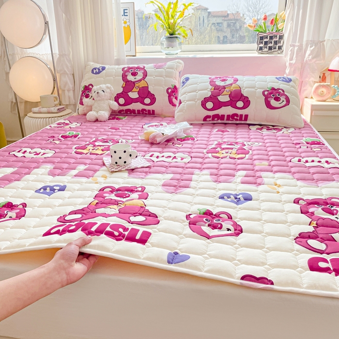 91家纺网 家纺一手货源 找家纺 鸣升家纺 2025新款全棉印花床垫 草莓熊宝