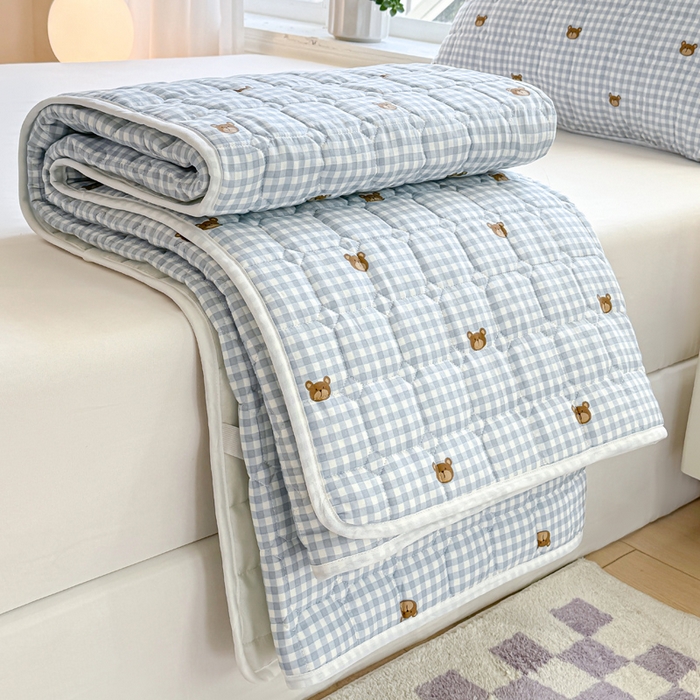 91家纺网 家纺一手货源 找家纺 鸣升家纺 2025新款全棉印花床垫 格子熊仔-蓝