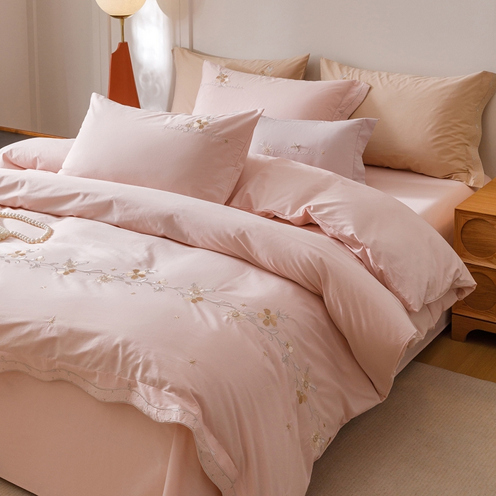 91家纺网 家纺一手货源 找家纺 艾莱家纺 2025新款A类水洗棉加厚绣花四件套-栀夏 栀夏-草莓奶粉