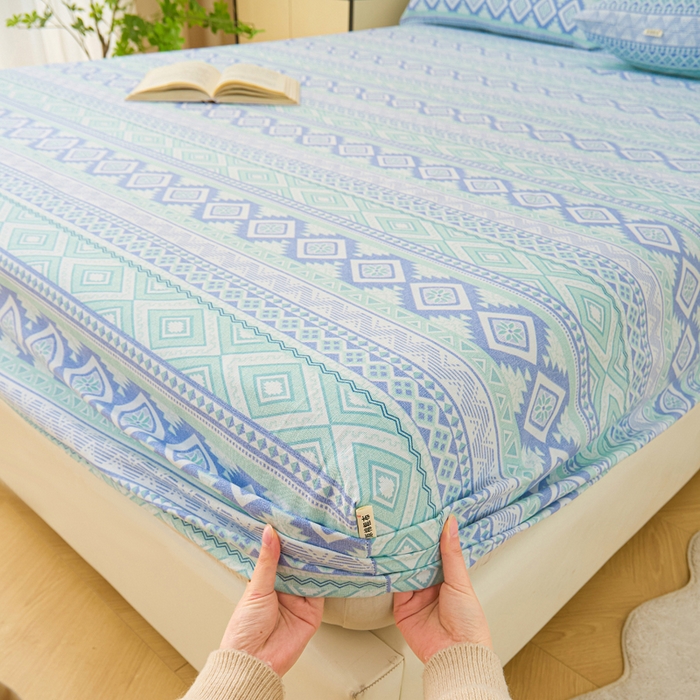 91家纺网 家纺一手货源 找家纺 棉乐町家居 2025新款锦柔老粗布印花床笠 蓝色恋格