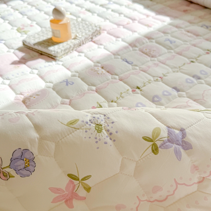 91家纺网 家纺一手货源 找家纺 鸣升家纺 2025新款全棉印花床垫 花朵兔兔