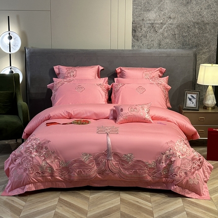 91家纺网 家纺一手货源 找家纺 美娘阁 2025新款长绒棉贡缎提花款新中式古典韵味精美刺绣粉色系婚庆四件套多件套 花开并蒂 粉色