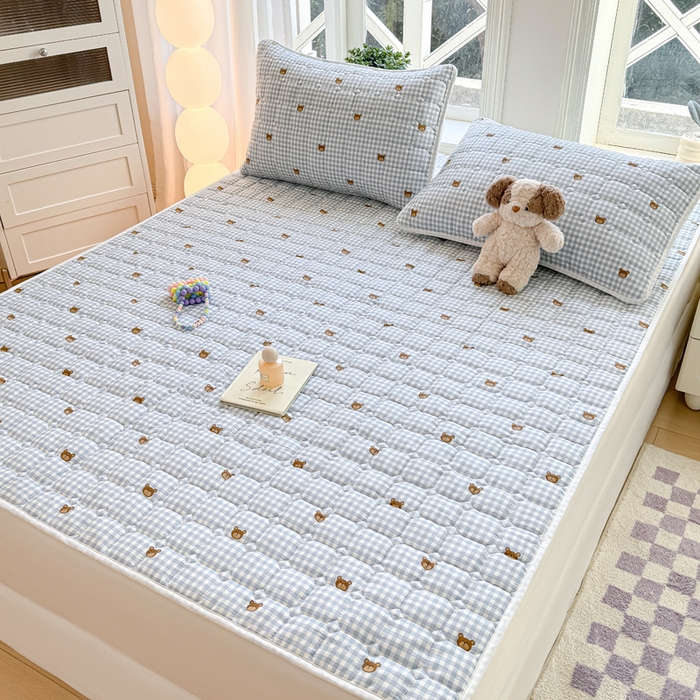 91家纺网 家纺一手货源 找家纺 鸣升家纺 2025新款全棉印花床垫 格子熊仔-蓝