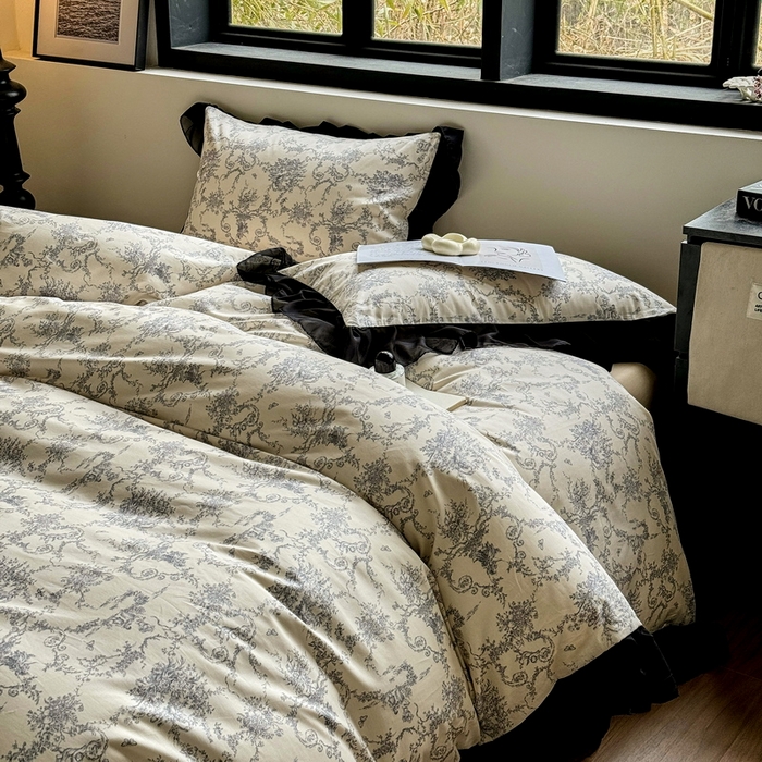 91家纺网 家纺一手货源 找家纺 宅家居 2025新款爆款轻法式赫本风复古印花13372纯棉四件套韩式黑色花边40支全棉三件套 醉颜