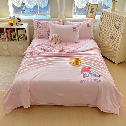 91家纺网 家纺一手货源 找家纺 木堇家居 2025春夏三丽鸥云柔棉毛巾绣夏被四件套 毛巾绣-粉色美乐蒂